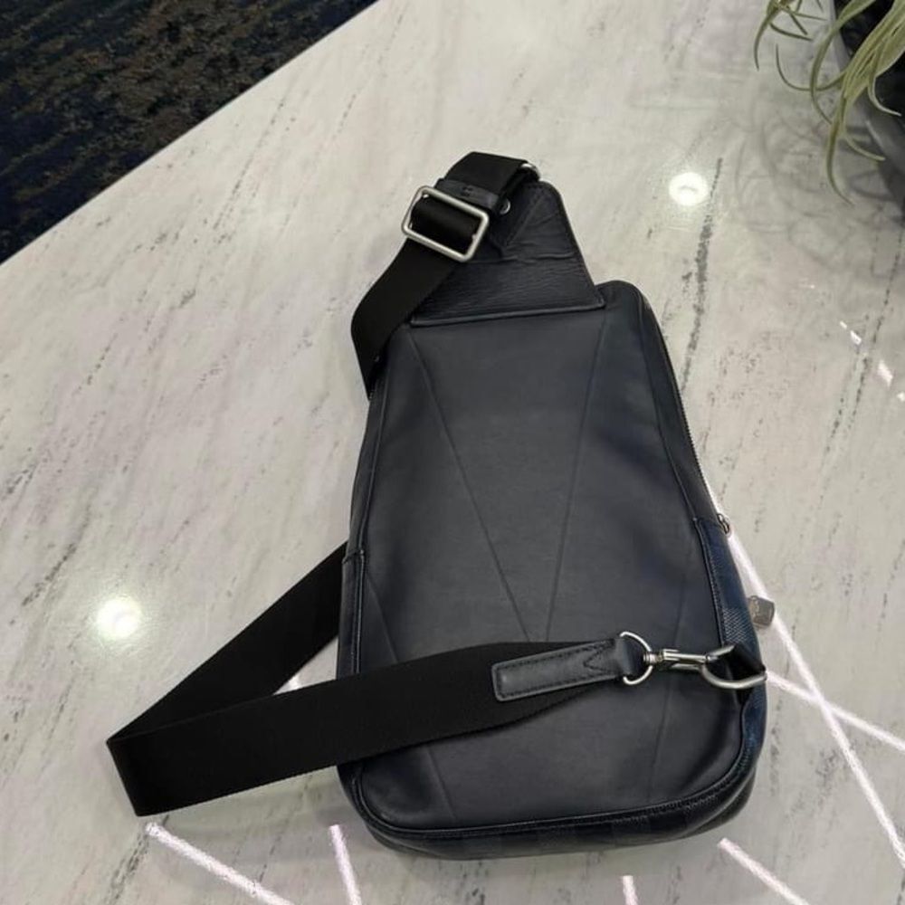 Louis Vuitton Avenue Slingbag NM - Picture 4 of 16